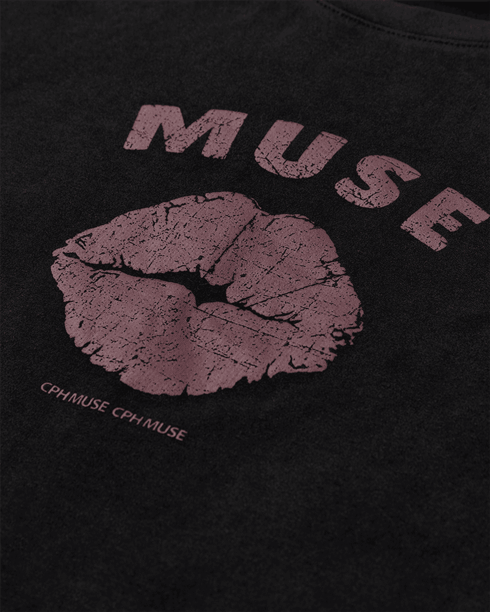 Muse Tee Black/Windsor Wine